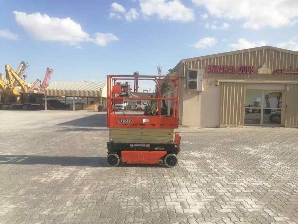 699 KG SCISSOR LIFT JLG R1932